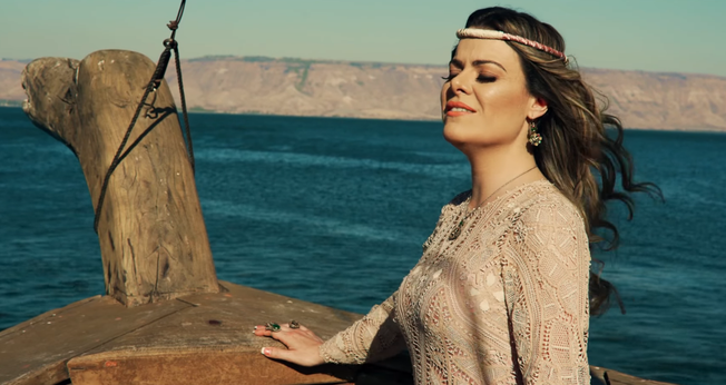 A letra fala sobre permanecer no caminho de Deus, por mais que venham as dificuldades. (Foto: Reprodução).