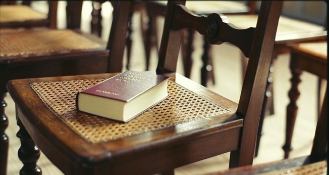 Bíblia sobre a cadeira. (Foto: monicamckayhan.com)