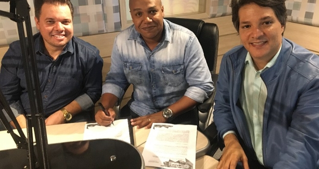 Assinatura do contrato: Ricardinho Carvalho, Peter Quintino e Gilvandro Oliveira. (Foto: Divulgação)