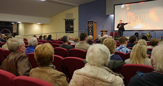 O filme foi exibido na Igreja Batista de Ballynahinch, na Irlanda do Norte. (Foto: Reprodução)