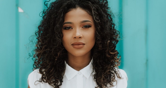 O objetivo das imagens é levar ao espectador a sensação de que os locais por onde a cantora passa poderia ser em qualquer lugar. (Foto: Divulgação).