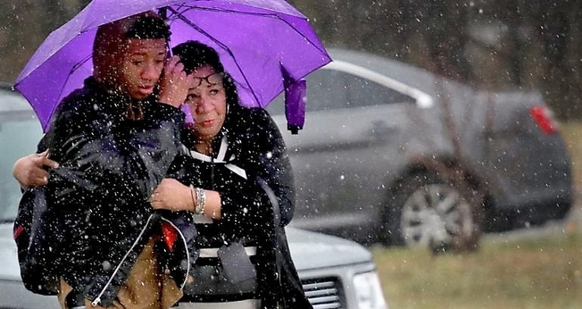 Mãe e filho se confortam após tiroteio em Maryland. (Foto: Getty Images)