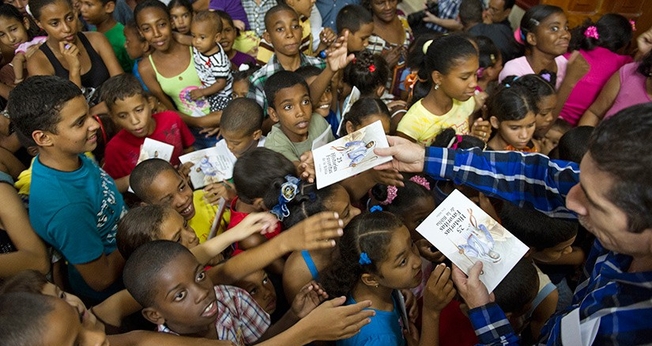 Bíblias sendo distribuídas por missionários em igreja cubana. (Foto: American Bible Society)
