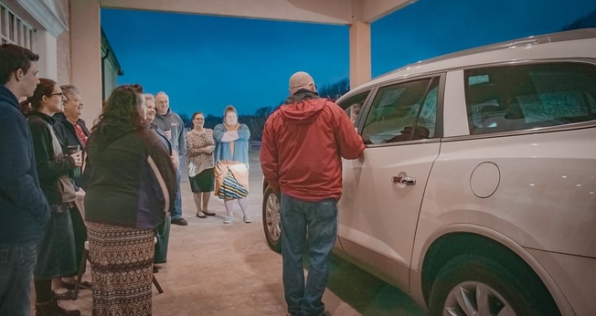 Membros de uma igreja saíram às ruas para oferecer orações pelos motoristas. (Foto: Pentecostals of Jonesboro Church)