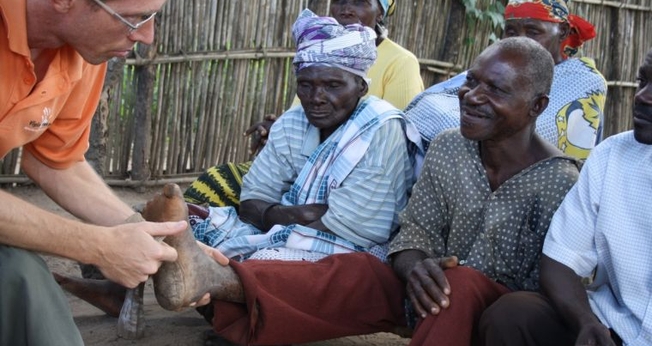 Doutor Arie De Kruijff examinando os pés de um homem com lepra. (Foto: Leprosy Mission)