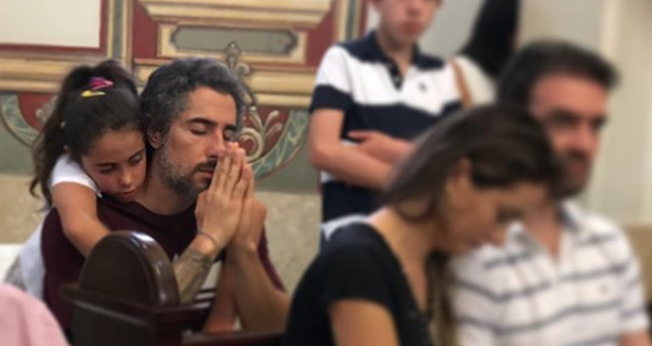 O apresentador Marcos Mion em oração na companhia de sua filha, Donatella. (Foto: Reprodução/Instagram)
