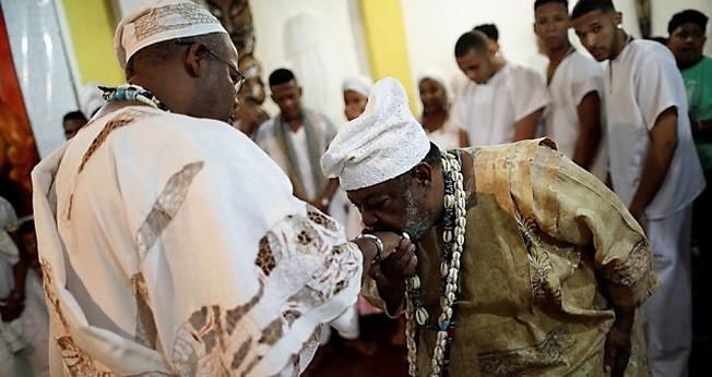 Religiões afro-brasileiras serão temas de programas exibidos obrigatoriamente na Record TV. (Foto: E+ Estadão)