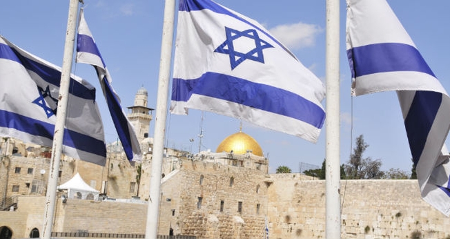 Bandeiras de Israel tremulam em Jerusalém, com o Monte do Templo ao fundo. (Foto: Shofar.HaGadol-HaYovel.Teruah.Acharonah)