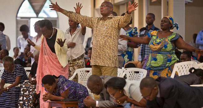 O foco da ação estaria em fechar igrejas pentecostais, por terem mais facilidade de se espalharem. (Foto: AP Photo/Ben Curtis).