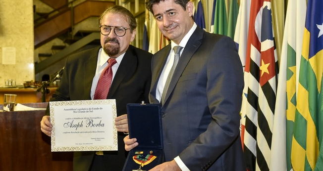 Afirmando não ser merecedor de tal honraria, Asaph Borba agradeceu a homenagem. (Foto: Reprodução).