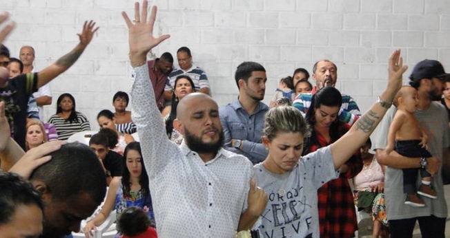 Um dia após a morte dos filhos, os pastores George Alves e Juliana Salles ministraram um culto em sua igreja. (Foto: Reprodução)