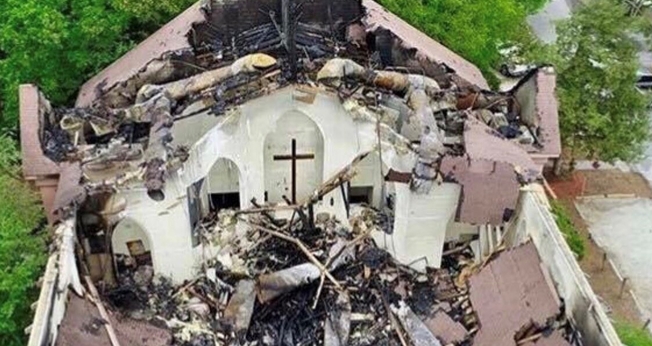 Teto da igreja de St. Andrew foi completamente destruído. (Foto: Twitter)
