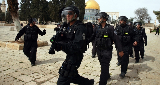 Polícia israelense atuando na tensa região do Monte do Templo. (Foto: VosIzNeias)