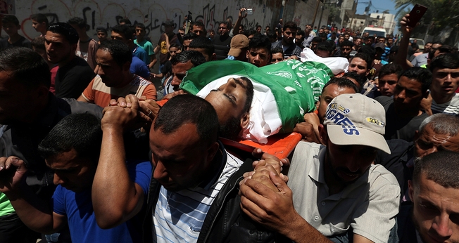 Palestinos carregam corpo de terrorista do Hamas em funeral. (Foto: Ibraheem Abu Mustafa/Reuters)