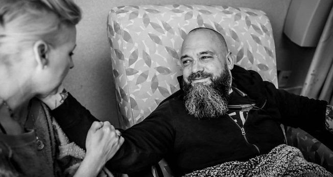 Jason Lee iniciou o tratamento contra o câncer com o apoio da família. (Foto: Reprodução/Facebook)