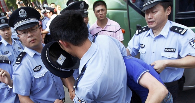 Imagem ilustrativa. Song Enguang evangelizou policiais enquanto era espancado, na China. (Foto: Reprodução)