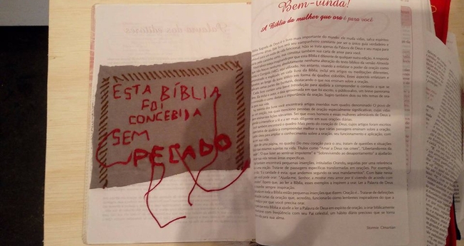 Bíblia com páginas rasgadas tem inscrição sarcástica colocada sobre ela. (Foto: Facebook)