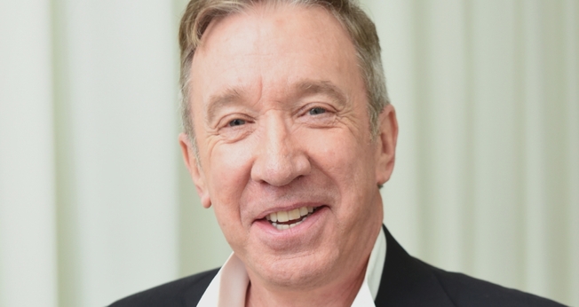 Apesar de ter sido ateu, Tim Allen compreendeu que Deus sempre o ajudou em suas lutas contra os vícios. (Foto: Reprodução).