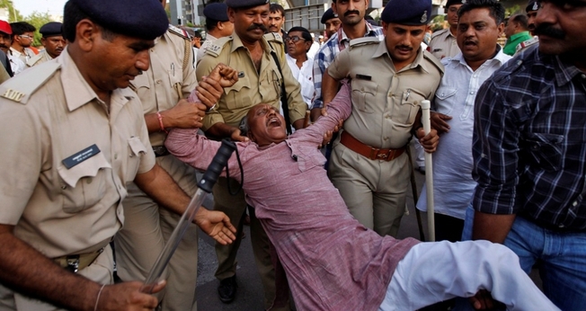 Membro da casta Dalit, a mais baixa da Índia, sendo detido pela polícia na cidade de Ahmedabad. (Foto: Reuters)