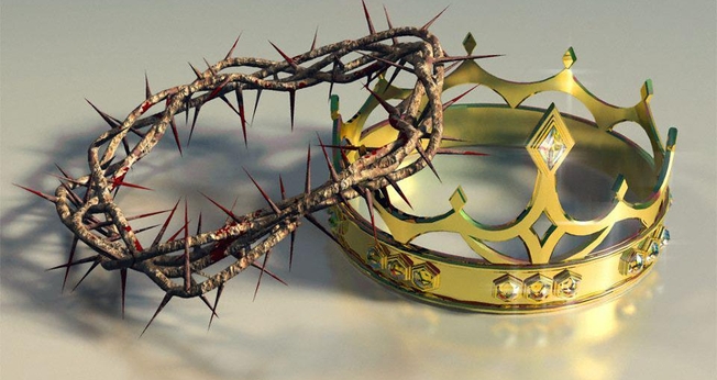 Coroa de espinhos e coroa de ouro com pedras preciosas. (Foto: Getty)