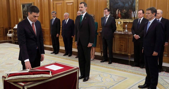 O líder socialista Pedro Sánchez fez o juramento apenas diante da Constituição da Espanha. (Foto: Fernando Alvarado/Pool/AP Photo)