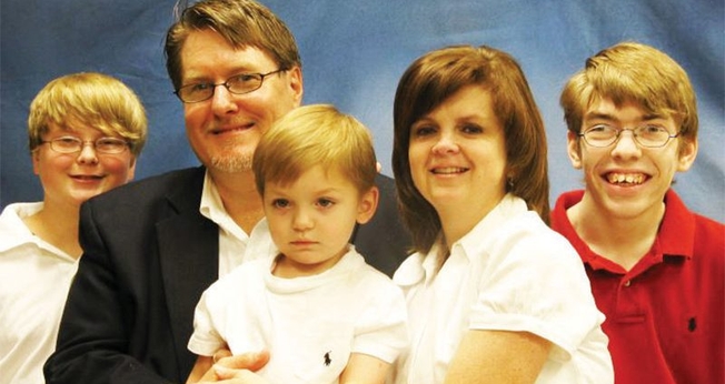 Les e Karen Ferguson junto com os filhos Conner, Casey e Cole, que tinha paralisia cerebral. (Foto: Arquivo Pessoal)