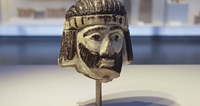 Escultura da cabeça de um rei em exposição no Museu de Israel, datando dos tempos bíblicos. (Foto: Ilan Ben Zion/Associated Press)