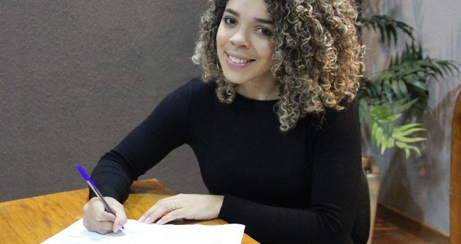Anny Theyler assina contrato com a Nova Fase Distribuição. (Foto: Divulgação).