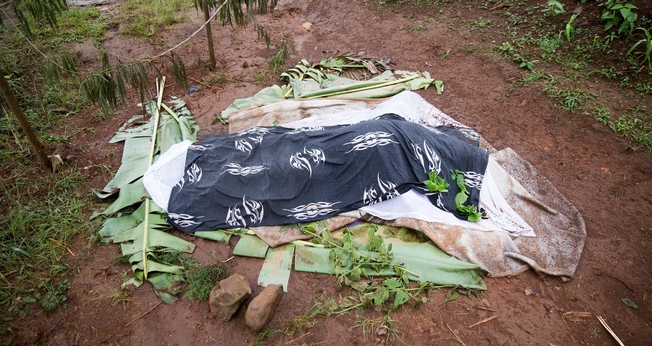 Cadáver em Belo, na linha de frente do conflito em Camarões. (Foto: The Guardian/Peter Zongo)