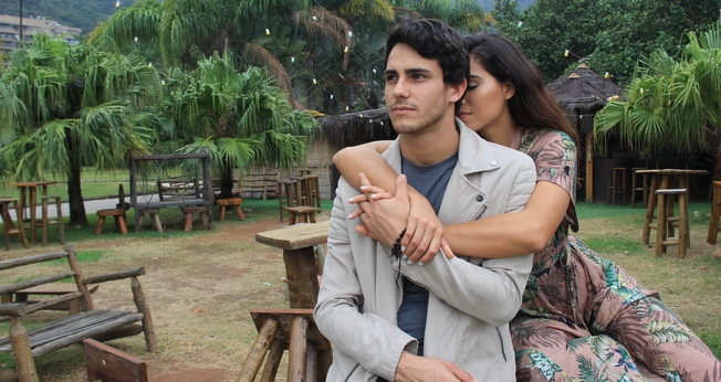O vídeo acompanha a história de um casal interpretado por Giulliana Monte e Cleiton Estefano. (Foto: Divulgação).