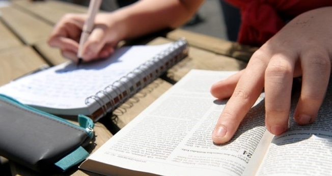 Estudo da Bíblia. (Foto: Universidade da Bíblia)