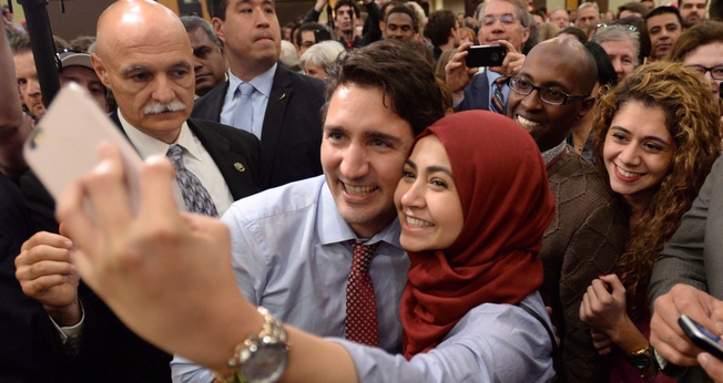 Primeiro-ministro canadense, Justin Trudeau tira selfie com muçulmana. (Foto: CityNews)