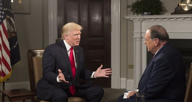 Donald Trump em entrevista com o ex-governador Mike Huckabee na Casa Branca. (Foto: White House/Joyce N. Boghosian)