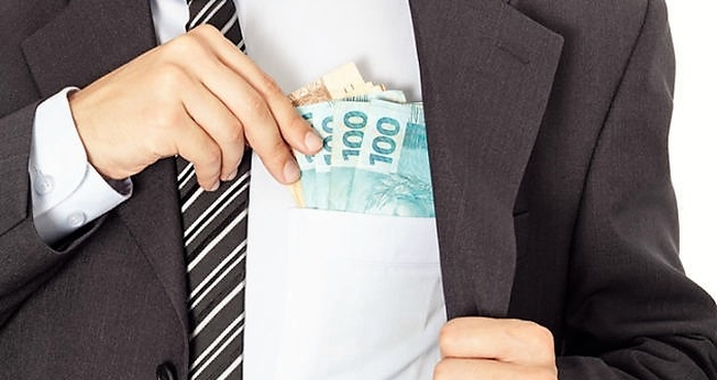 Dinheiro e corrupção. (Foto: Getty)