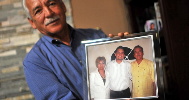 O pastor Eduardo Garcia foi fotografado em 2017 segurando uma foto de sua família. (Foto: WWM).