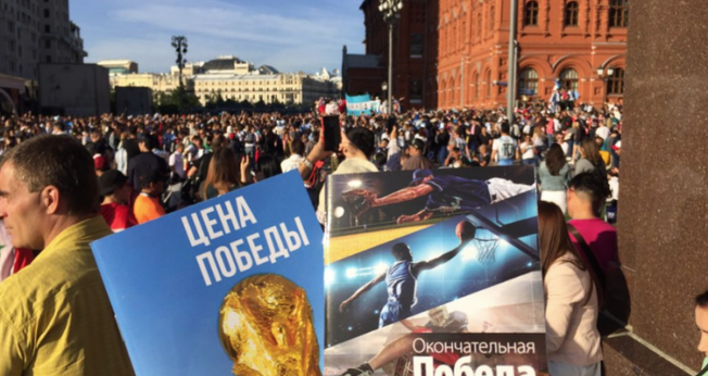 Folhetos desenvolvidos especialmente para as ações de evangelismo na Copa do Mundo. (Foto: Mission Eurasia)
