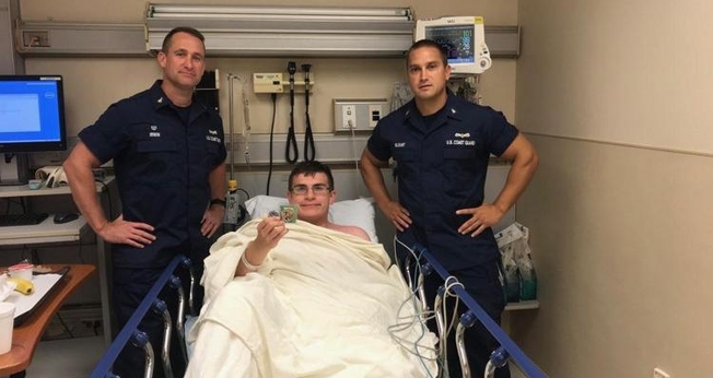 Blake Spataro sobreviveu quase 10 horas no Oceano Atlântico, depois de ser levado para o mar. (Foto: Amber Krycka/Twitter)