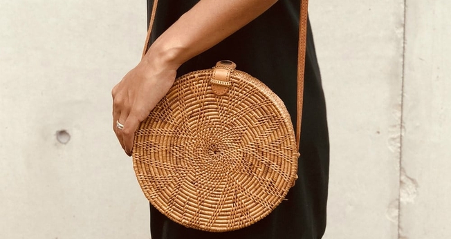 A bolsa redonda está presente nos looks de todas as fashionistas. (Foto: Reprodução/Moda It)