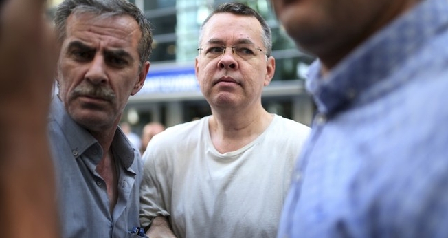 O pastor Andrew Brunson foi enviado para prisão domiciliar em sua casa em Izmir, na Turquia. (Foto: Emre Tazegul/AP Photo)