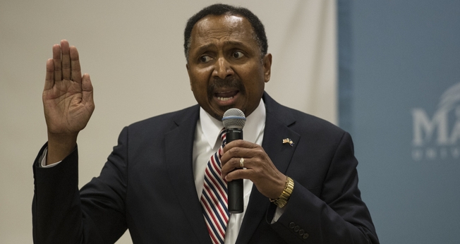 O pastor E.W. Jackson afirmou que o socialismo é uma ameaça à sociedade democrática, pois cerceia a liberdade dos cidadãos. (Foto: HuffPost)