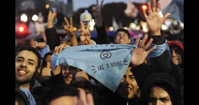 Manifestantes pró-vida celebram o resultado da votação no Senado da Argentina, que rejeitou a legalização do aborto, em 2018. (Foto: Fox News)