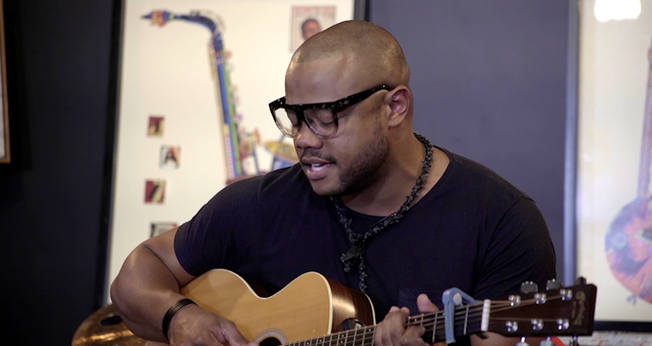 Após saída do Preto no Branco, Weslei Santos irá focar em sua carreira solo e fará o que mais gosta: cantar nas igrejas. (Foto: Reprodução/Youtube)