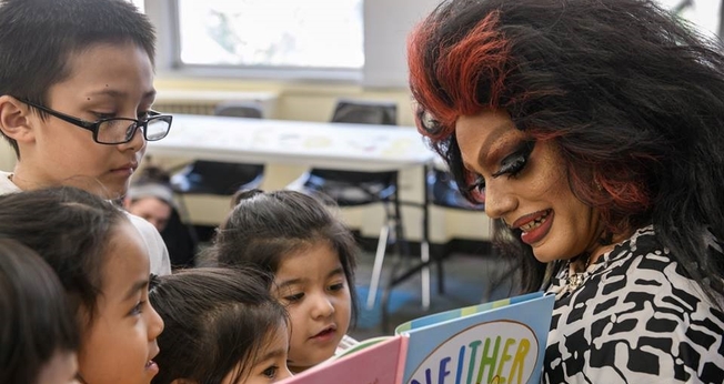 Drag queen conta história para crianças em biblioteca dos EUA. (Foto: Paolo Quadrini)