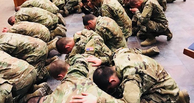 A cada semana, mais soldados do Exército dos EUA se rendem a Jesus. (Foto: Facebook/Jose Rondon)