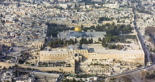 Vista aérea do Monte do Templo, cercado por muralhas na Cidade Velha de Jerusalém. (Foto: Godot13/Andrew Shiva/Wikipedia)