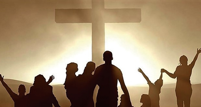 Comunhão diante da cruz. (Foto: Getty)