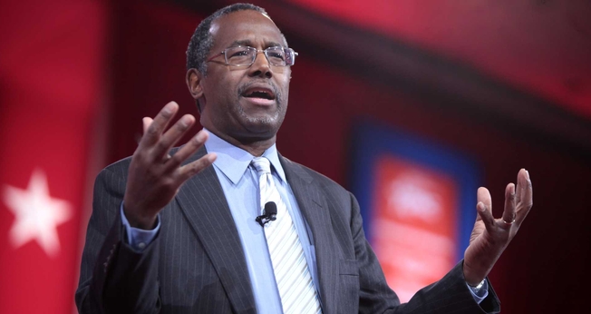 Ben Carson trabalha atualmente como um dos ministros do governo Trump, mas construiu uma carreira brilhante na Medicina, com técnicas inovadoras na Neurocirurgia. (Foto: Gage Skidmore/Wikimedia)