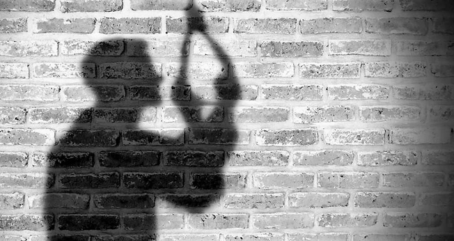 O jornal da Associação Médica Americana de Psiquiatria destacou a importância da fé em Deus para a prevenção ao suicídio. (Foto: MuyHistoria)