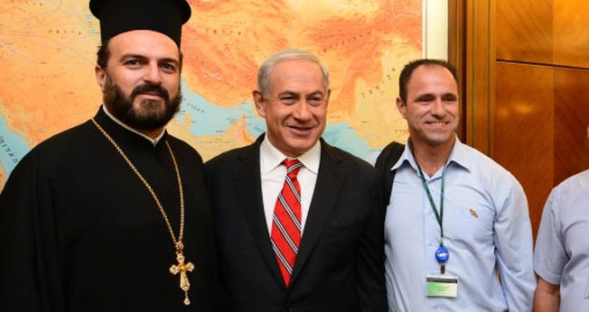 O primeiro-ministro israelense Benjamin Netanyahu se reuniu com o padre ortodoxo grego Gabriel Nadaf e Shadi Khalloul. (Foto: Moshe Milner/GPO/Flash90)