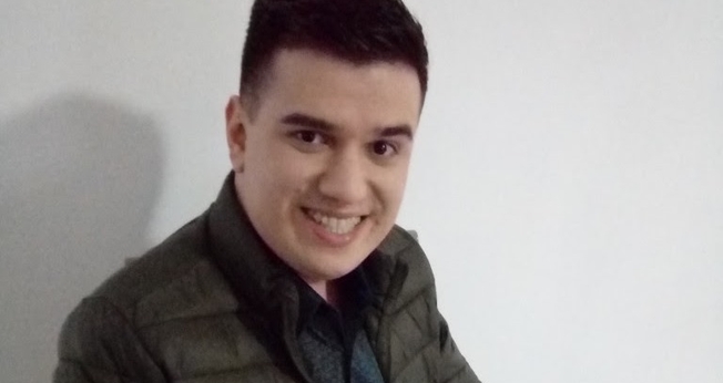 Maicon Ayres trabalha no departamento infantil da igreja que congrega e canta desde criança. (Foto: Divulgação).